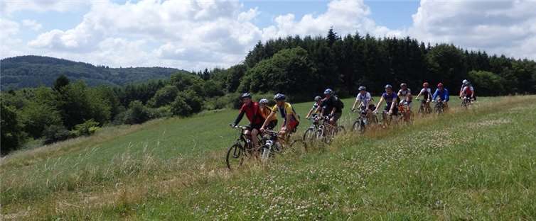 Auch in diesem Jahr findet wieder eine geführte Mountainbike-Tour durch die Vulkanregion statt.Foto: Tourist-Info
