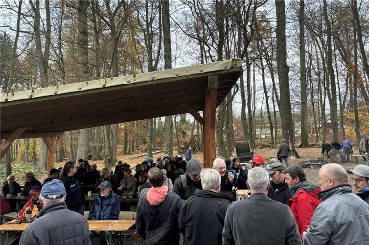 Auch in diesem Jahr freuten sich die Besucher auf den traditionellen Aschenbraten. Foto: Lukas Steinmetz