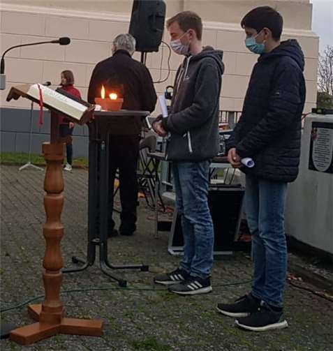Auch in diesem Jahr gestalteten die Jugendlichen die Friedensandacht auf dem Kirchplatz mit. Foto: privat