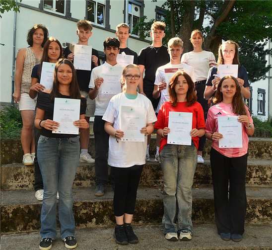 Auch in diesem Jahr haben Schülerinnen und Schüler des Kurfürst-Salentin-Gymnasiums Andernach mit großem Engagement am landesweiten Experimentalwettbewerb „Leben mit Chemie“ teilgenommen. Foto: privat