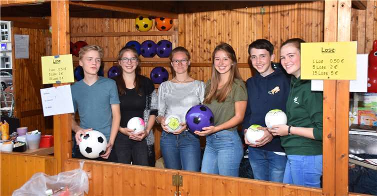 Auch in diesem Jahr hatte die Katholische junge Gemeinde (KjG) in Rheinbach auf der Herbstkirmes wieder eine Losbude aufgebaut.Foto: EICH