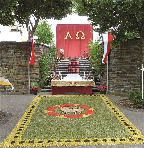 Auch in diesem Jahr hatten die Mitglieder auf dem Dorfplatz mit viel Geschick und ruhiger Hand wieder einen schönen Altar erstellt.privat