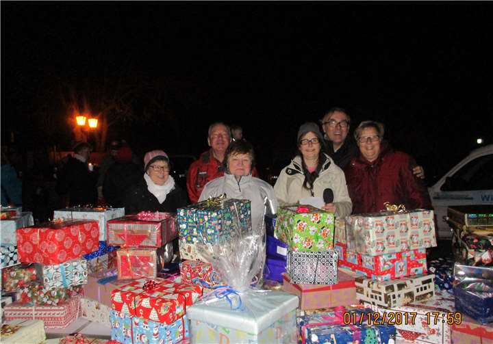 Auch in diesem Jahr hatten die Odendorfer wieder eifrig Päckchen gepackt, die an die Vertreter der Swisttaler Tafel übergeben wurden.  privat