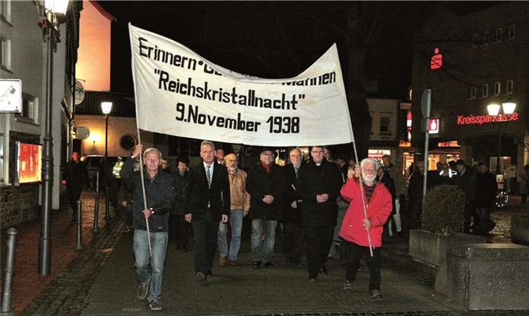 Auch in diesem Jahr hatten die Organisatoren Peter Schürkes und Willi Oberheiden, zum Rheinbacher Schweigegang „Erinnern, Gedenken und Mahnen - 9. November 1938“ eingeladen.STEIN