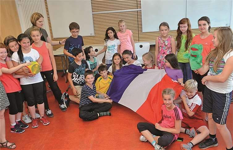 Auch in diesem Jahr kam das FranceMobil ans Are-Gymnasium und stimmte die Schülerinnen und Schüler der 5. Klassen auf die neue Sprache ein. fix
