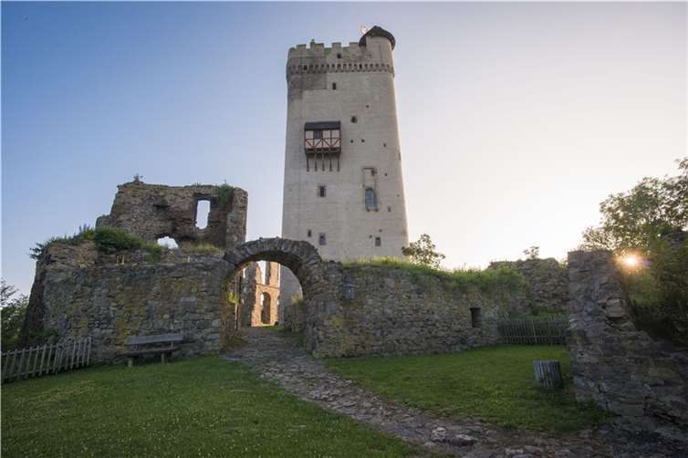 Auch in diesem Jahr kann die mittelalterliche Burg Olbrück, das Wahrzeichen des Brohltals, wieder regelmäßig mit einem begeisternden Vulkanparkführer erlebt werden. Foto: Vulkanregion Laacher See/K.-P. Kappest
