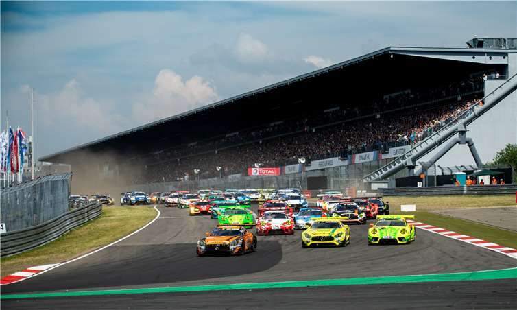 Auch in diesem Jahr können Zuschauer beim ADAC TOTAL 24h-Rennen live dabei sein. Im Gegensatz zu den sonst restlos gefüllten Tribünen liegt dieses Jahr der Fokus auf der Umsetzung des Gesundheits- und Hygienekonzepts, das ausreichend Abstand zwischen den Zuschauern vorsieht.Copyright: Christian Hahn / Nürburgring