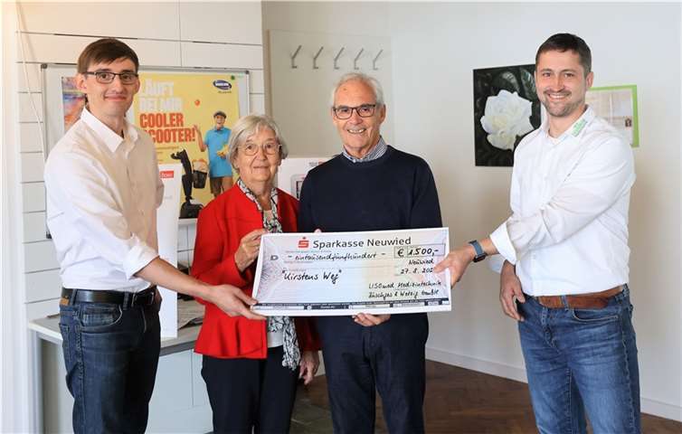 Auch in diesem Jahr konnte Groth (rechts) gemeinsam mit seinem Mitarbeiter Markus Fuhrmann dem Ehepaar Gerd-Peter und Gerda Diehl (Vorsitzender und Pressewartin des Vereins) einen Scheck in Höhe von 1500 Euro überreichen.Foto: privat