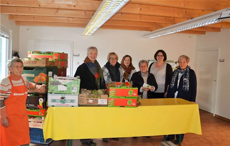Auch in diesem Jahr konnten die fleißigen „Kapellenmäuse“ der Tafel 300 Euro vom Niedericher Weihnachtsmarkt überreichen (von links): Maria Mies, Esther Brombach, Irmgard Fuhr, Ulrike Schneider, Christa Welter, Christiane Böttcher und Gisela Prothmann trafen sich zum zweiten Mal bei der Tafel in Ahrweiler.E.T. Müller