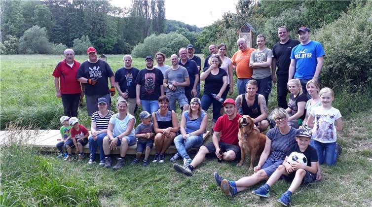 Auch in diesem Jahr kümmert sich das Husarencorps der KG 1903 Obermendig um den Erlenbrunnen. Foto: privat