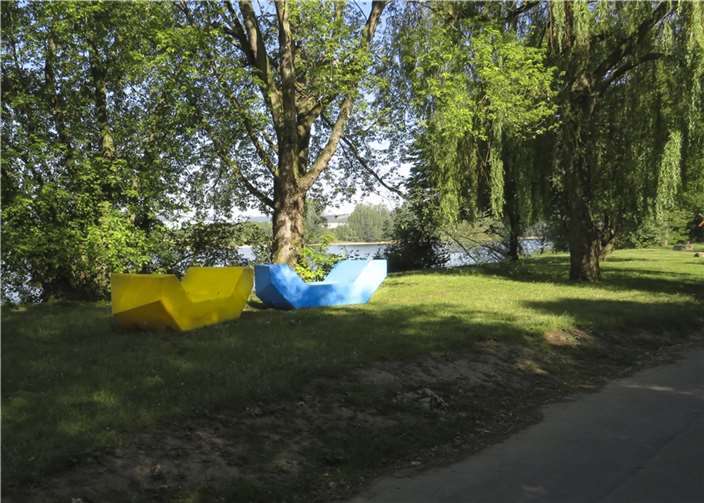 Auch in diesem Jahr laden die Kommunikationsmöbel der Stadt Neuwied wieder zum Verweilen ein.  Foto: Stadtbauamt Neuwied