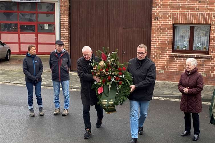 Auch in diesem Jahr legte Ortsvorsteher Holger Klöß am Niederdreeser Ehrenmal einen Kranz nieder zum Gedenken der Opfer von Krieg und Gewaltherrschaft aller Völker der Nationen, der Soldaten, zivilen Kriegsopfer und der Opfer von Massaker, der Toten von Diktaturen.Foto: privat