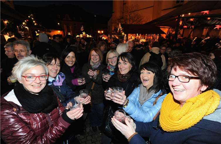 Auch in diesem Jahr nutzten gut gelaunte Trüppchen den bunten Budenzauber als Ausflugsziel.