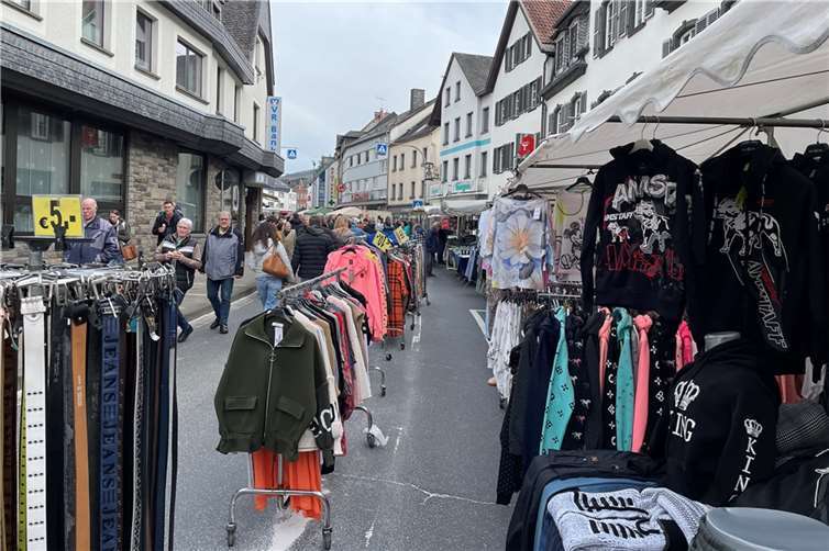 Auch in diesem Jahr präsentierten wieder zahlreiche Händler und Händlerinnen ihre Waren.