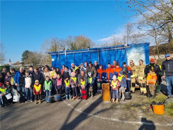 Auch in diesem Jahr sammelten wieder viele junge und ältere Menschen beim 28. Umwelttag in Urmitz den Müll ein, der von etlichen weniger umweltbewussten Mitmenschen rund um den Ort, in der Gemarkung, entlang des Rheinufers und auf Wegen und Freiflächen achtlos weggeworfen worden war. Foto: privat