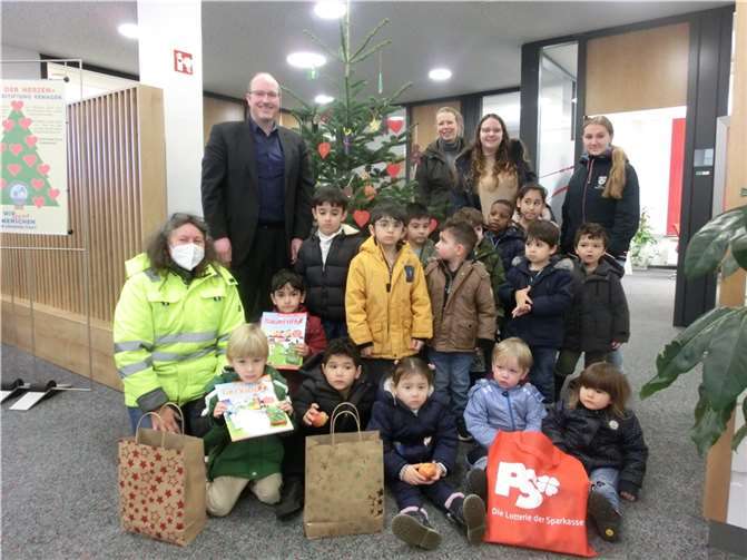 Auch in diesem Jahr schmückten die Kinder der Städtischen Bewegungskita St. Anna den Weihnachtsbaum der Kreissparkasse Remagen mit schönem, buntem und von den Kindern gebastelten Weihnachtsschmuck. Foto: privat