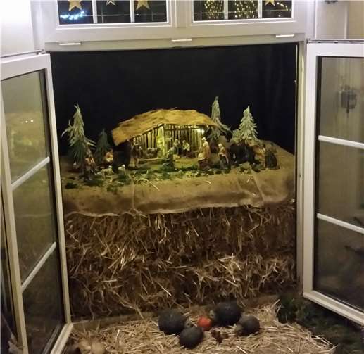 Auch in diesem Jahr sind in Brückrachdorf Adventsfenster zu sehen. Foto: privat