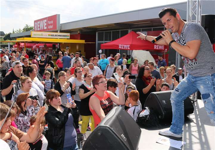 Auch in diesem Jahr sorgen bekannte Schlagerstars beim Familienfest von REWE Azhari in Mülheim-Kärlich wieder für Party-Stimmung.Foto: privat