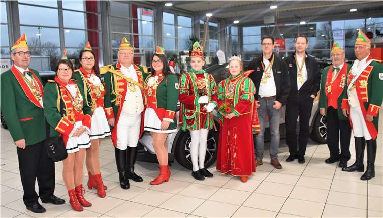 Auch in diesem Jahr stellte Toyota Rheinbach dem Kinderprinzenpaar ein neues Mittelklasseauto mit Hybridantrieb zu Verfügung.Foto: EICH