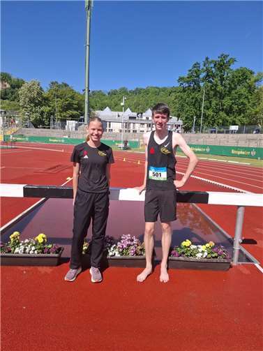 Auch in diesem Jahr stellten sich Helene Leimkühler (WJU18) und Kilian Jüris (MJU20) dem 2.000 Meter-Hindernislauf. Foto: privat