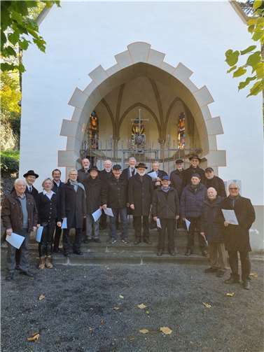 Auch in diesem Jahr versammelten sich interessierte Bürger vor den jeweiligen Mahnmalen, hier in Dattenberg.  Foto: privat