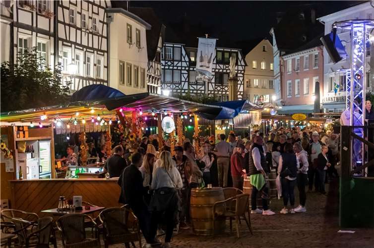 Auch in diesem Jahr verwandelt der Linzer Marktplatz sich wieder in ein großes, uriges Weindorf.  Fotos: Creativ Picture H.-W. Lamberz