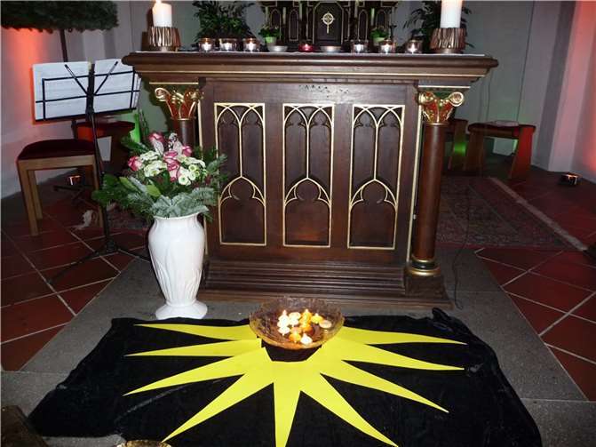 Auch in diesem Jahr war die Lichterandacht zu Ehren der hl. Luzia unter dem Thema: „Nur Mut - lasst euer Licht leuchten“ eine gute Einstimmung auf Weihnachten. Fotos: kfd Löf