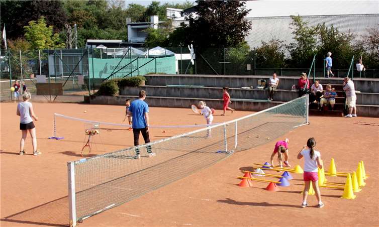 Auch in diesem Jahr wird beim TK Sinzig wieder ein Kinder- und Jugendtraining angeboten. Zudem haben Erwachsene mit TennisXpress sowie dem „Offenen Spiel“ die Möglichkeit, den Tennissport zu genießen. privat