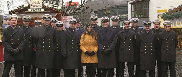 Auch in diesem Jahr wird wieder eine Abordnung der Mannschaft des Tenders "Mosel" auf dem Weihnachtsmarkt in Cochem ihren Glühweinstand für einen guten Zweck eröffnen.Privat