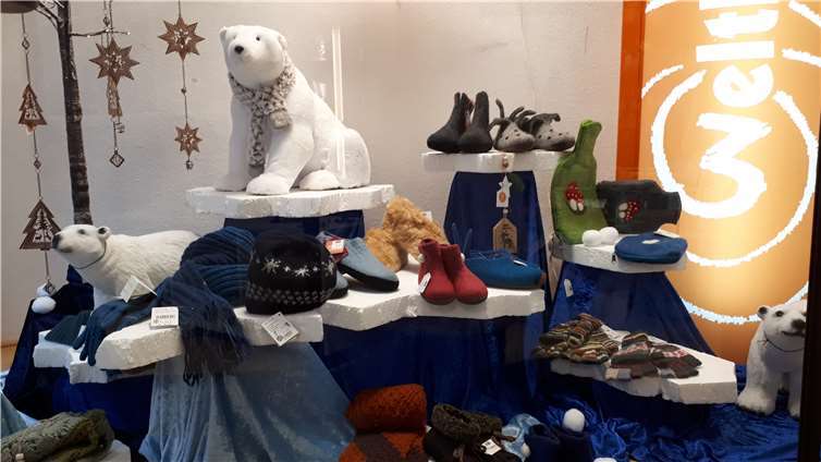 Auch in diesem Jahr wurden die Schaufenster des Weltladens mit viel Liebe für die Adventszeit dekoriert. Der Lohn für diese ehrenamtliche Arbeit sind viele Menschen, die vor den Schaufenstern stehen bleiben und vielleicht den einen oder anderen fair gehandelten Artikel kaufen. Hans-Joachim Schmitz