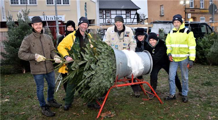 Auch in diesem Jahr wurden von den Pfadfindern.in Rheinbach Weihnachtsbäume verkauft. Fotos: EICH