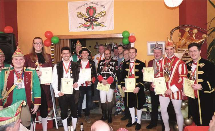 Auch in diesem Jahr wurden wieder viele neue Mitglieder durch die Verleihung je einer Urkunde und einer Anstecknadel offiziell ernannt.