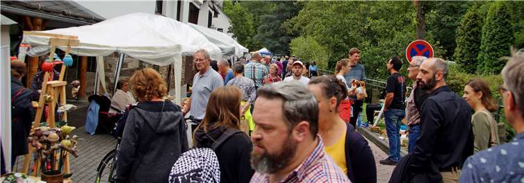 Auch in diesem Jahr zog es wieder zahlreiche Besucher ins Tal nach Grenzau auf den idyllischen Handwerkermarkt. Fotos: MIH