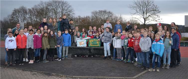 Auch in vergangenen Jahr haben Schüler und Lehrer der Integrierten Gesamtschule Pellenz in Plaidt den Andernacher „Caritas Wunschbaum“ unterstützt. Foto: E.T. Müller