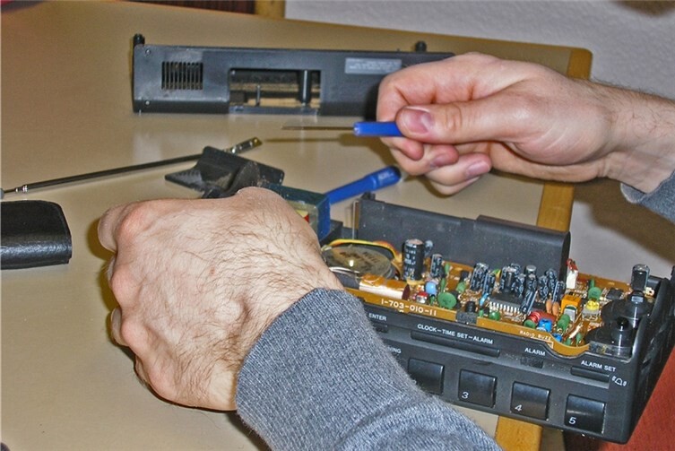 Auch kaputte Radios werden repariert. privat