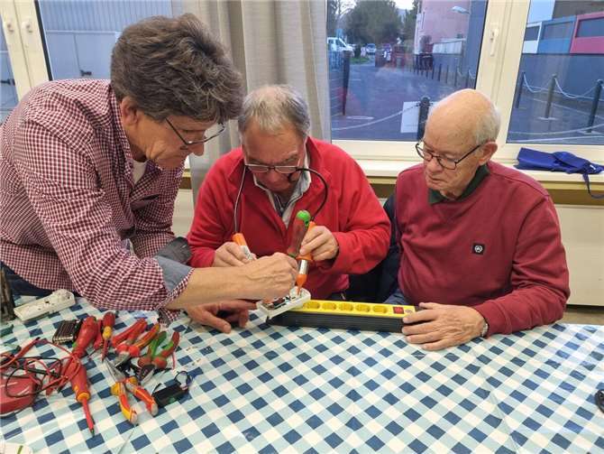 Auch knifflige Probleme werden von den Ehrenamtlichen fachmännisch gelöst.  Foto: privat