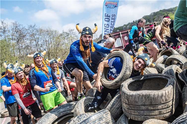 Auch kostümierte Gruppen sah man wieder bei dem beliebten Hindernislauf am Nürburgring.