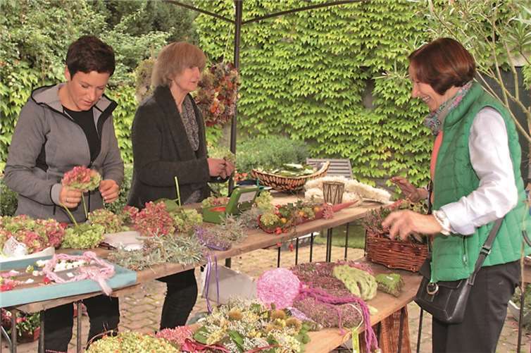 Auch kunstvolle Blumengebinde wurde feil geboten.