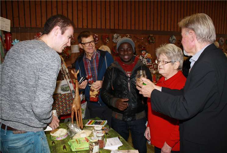 Auch kunstvolle Handwerks- und Bastelarbeiten sowie verschiedene Gewürze aus Afrika trafen auf gewogene Käufer.