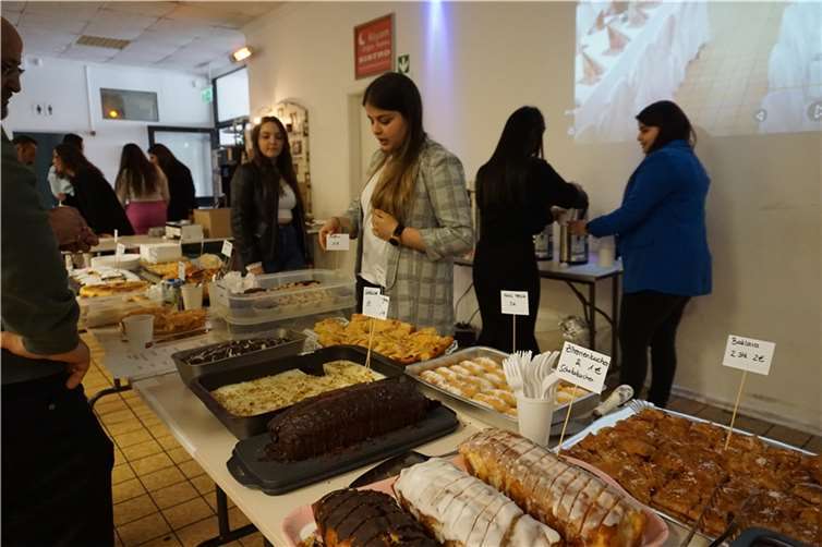 Auch landestypische Speisen wurden für den guten Zweck verkauft.