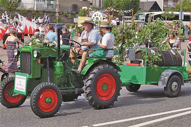 Auch landwirtschaftliche Geräte ziehen zu Ehren des Weinfestes liebevoll geschmückt durch die Stadt. privat