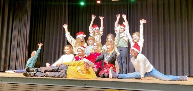 Auch lebhafte Tanzaufführungen wurden gezeigt.  Fotos: privat