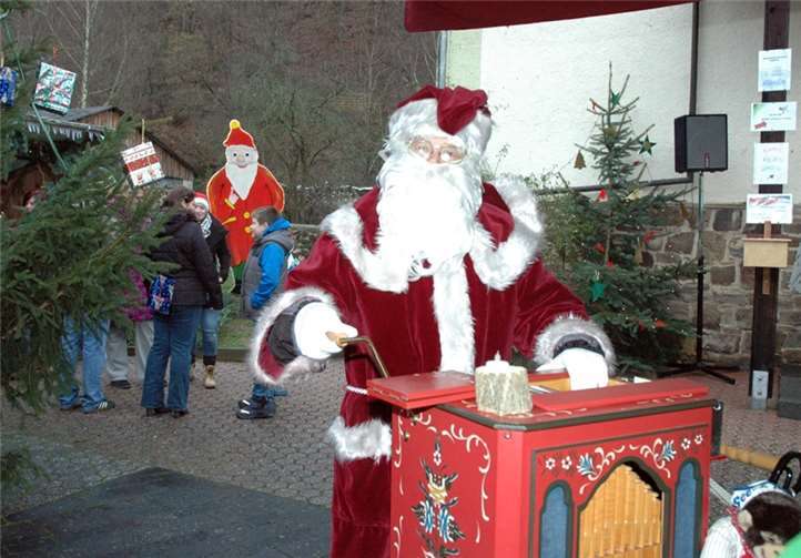 Auch mit 86 Jahren ist Walter Radermacher noch mit seiner Drehorgel für den guten Zweck unterwegs.