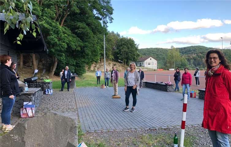 Auch mit Abstand kommt der Spaß bei der Chorprobe nicht zu kurz. Foto: privat