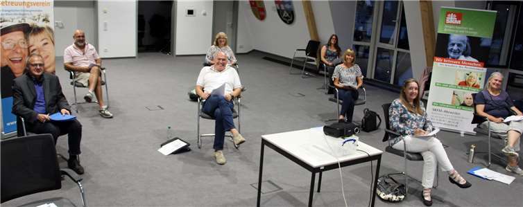 Auch mit Abstandsregel kamen die Teilnehmerinnen und Teilnehmer dem Thema Betreuung äher.Foto: Ralph Seeger