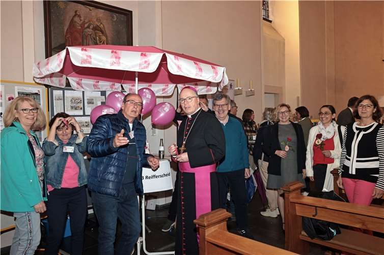 Auch mit Bischof Stephan Ackermann ergaben sich nach dem Gottesdienst Gespräche.  Foto: Werner Dreschers