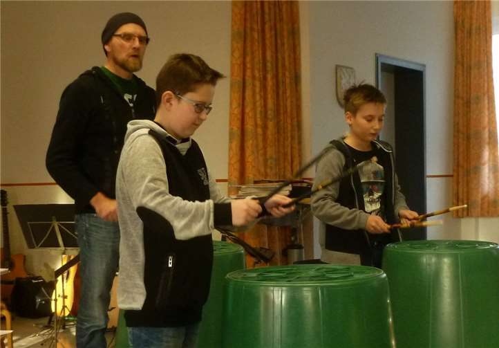 Auch mit Regentonnen lässt sich Musik machen.