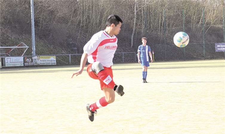 Auch mit akrobatischen Einlagen konnten die Reservekicker von Germania Urbar die Niederlage gegen den Tabellenführer aus Sayn nicht verhindern. TH