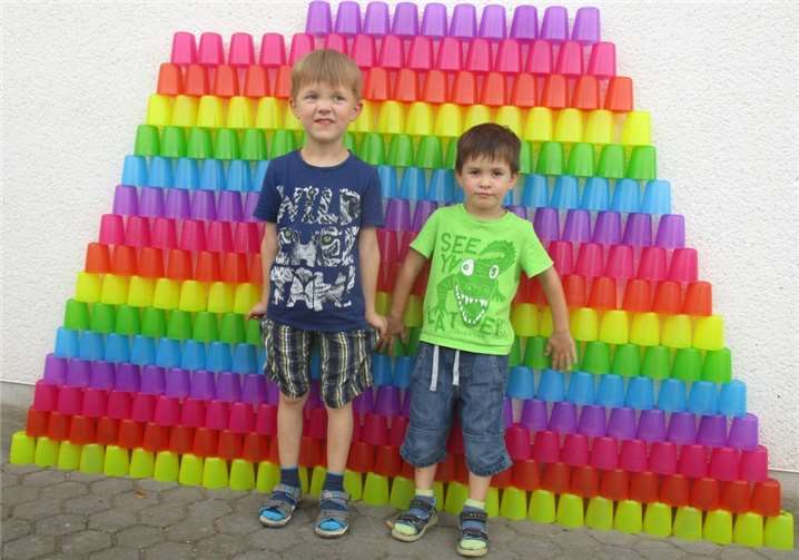 Auch mit den bunten Trinkbecher wurden phantasievolle Gebilde konstruiert.