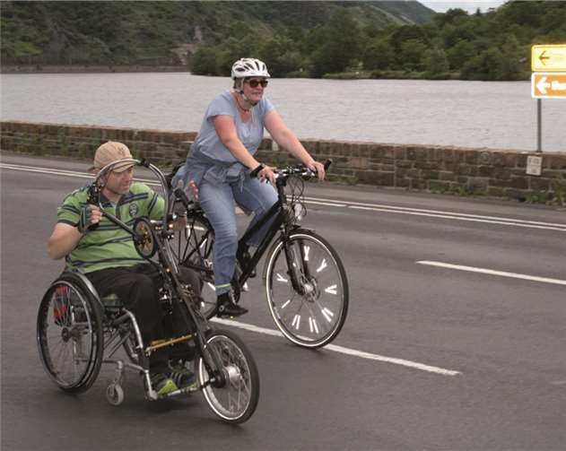 Auch mit reiner Armmuskelkraft bewegten sich zahlreiche Teilnehmer über die Strecke.